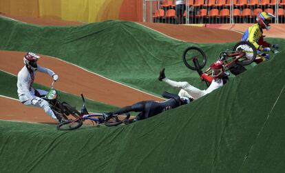 Maris Strombergs (Letônia), Liam Phillips (Grã-Bretanha) e David Graf (Suíça) caem durante a segunda eliminatória do BMX.