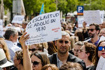 En la protesta de este jueves, una manifestante levanta una pancarta con el lema: "La esclavitud se abolió en 1870".