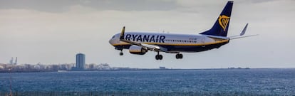 Un avi&oacute;n de Ryanair aterrizando en el aeropuerto de Lanzarote.