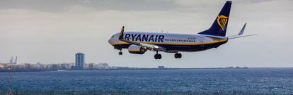 Un avión de Ryanair aterrizando en el aeropuerto de Lanzarote.