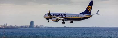 Un avi&oacute;n de Ryanair aterrizando en el aeropuerto de Lanzarote.