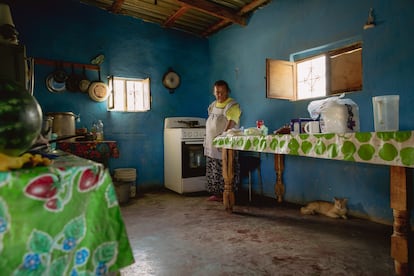 María Amaya, madre de Sanjuana, en la cocina de su casa en Charco Cercado, San Luis Potosí.