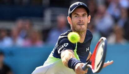 Murray devuelve la pelota durante el partido contra Kyrgios.