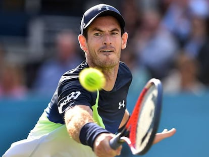 Murray devuelve la pelota durante el partido contra Kyrgios.