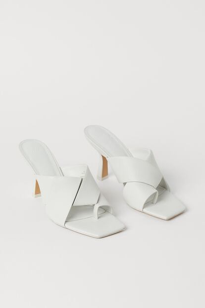 Confeccionadas en piel sintética, estas sandalias de H&M tienen un diseño vanguardista que le dará un aire contemporáneo a cualquier look que te pongas. 29,99 euros.