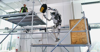 Boston Dynamics-developed Atlas robots can pick up, carry and throw objects. 
