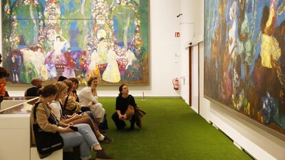 Público ante los lienzos de Anglada Camarasa en la Fundación La Caixa, uno de los lugares visitados por los participantes al Congreso.
