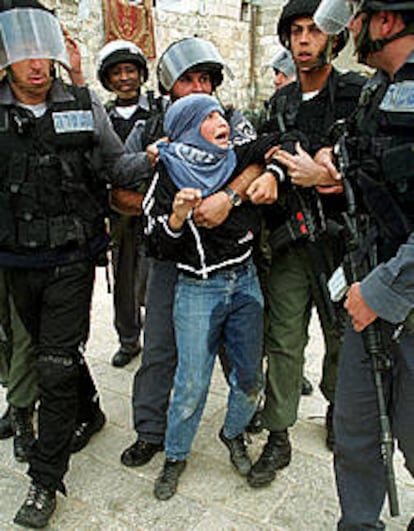 La policía israelí detiene a un niño palestino en Jerusalén. Ayer, el Gobierno de Israel reconoció que el país vive en "un clima de guerra".