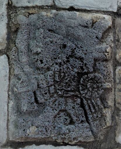 Un guerrero porta en una mano un chimalli (escudo) y en la otra un lanzadardos. 