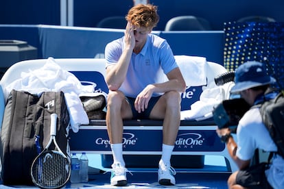 El italiano Jannik Sinner, tras anunciar su retirada de la final del Masters de Cincinntati.