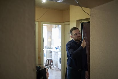 Los domingos, cambia la sudadera y zapatillas por zapatos, camisa y alzacuellos. Las señoras mayores quieren a un pastor arreglado y él se corta y peina hasta la barba.