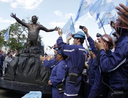 Un grupo de mineros descubre una estatua de bronce del expresidente argentino N&eacute;stor Kirchner ante el edificio del Congreso en Buenos Aires.