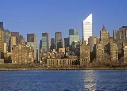 Reconocible por su silueta nívea en el 'skyline' de Manhattan, el edifcio Citicorp esconde una de las historias más truculentas del urbanismo norteamericano. |