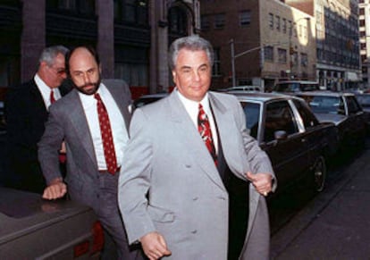 Gotti, junto a su hermano y su abogado, en una imagen de 1990 a su entrada al tribunal que finalmente le condenó a perpetuidad.
