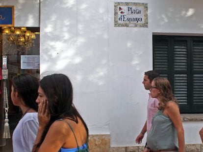 Unos vecinos pasean ayer por la plaza de Espa&ntilde;a en Sitges (Barcelona).