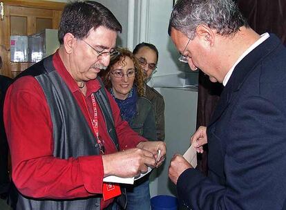 El ministro de Trabajo y Asuntos Sociales, Jesús Caldera, ha votado en su localidad natal de Béjar (Salamanca), donde en declaraciones a los periodistas ha instado a los ciudadanos a participar en las elecciones municipales y autonómicas.