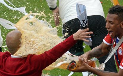 Boateng lanza cerveza sobre Guardiola.