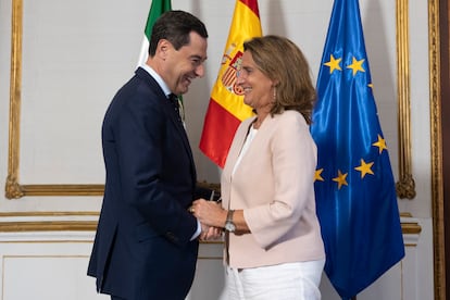 El presidente andaluz, Juan Manuel Moreno, y la vicepresidenta y ministra para la Transición Ecológica en funciones, Teresa Ribera, este martes. 