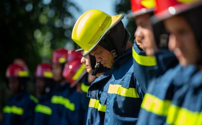 Este viernes en Matanzas (Cuba) cuerpos de bomberos y otros servicios de emergencia, el presidente Miguel Díaz-Canel, Raúl Castro y miles de personas rindieron homenaje a las 14 personas -en su mayoría bomberos- que desaparecieron en las labores de control del incendio en la base de supertanqueros de Matanzas a principios de agosto.