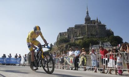 Froome, con el monasterio de Mont-Saint-Michel al fondo.