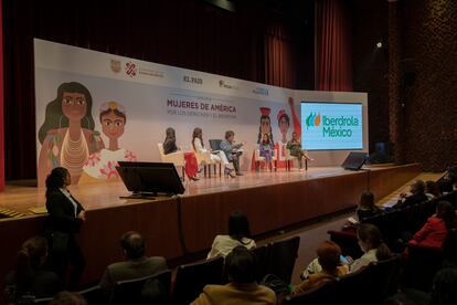 Eleonore Caroit, diputada francesa, María Emma Mejía, ex secretaria general de UNASUR y ex canciller de Colombia, Gabriela Warkentin, moderadora de la mesa, Myriam Méndez Montalvo, coordinadora de Valiente es Dialogar, y Marcela Aguiñaga, prefecta del Gobierno provincial de Guayas (Ecuador), durante el segundo panel del diálogo 'Mujeres de América por los derechos y el bienestar', en Ciudad de México, el 31 de mayo de 2023.