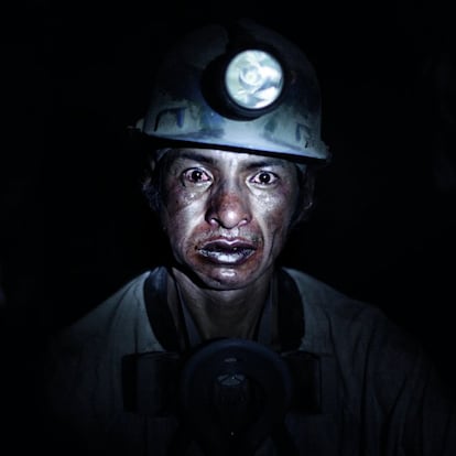 El fotógrafo francés Miquel Deweber-Plana ha publicado el libro 'Vale un potosí', que refleja la dura vida de los mineros del Cerro Rico, en la ciudad boliviana. De las casi 150 imágenes del libro, hay numerosos retratos de los mineros en plena faena, como este de Benjamín Cruz, de 43 años.