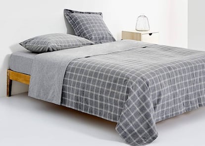 Juego de cama de Zara Home, en franela lisa de 170 gr/m2, 75% algodón. Desde 19,99 hasta 35,99 euros, según el tamaño. |