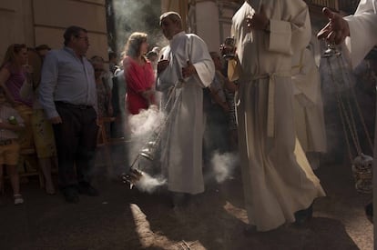 Un sacerdotes queman incienso en una procesión del Corpus Christi en Sevilla.