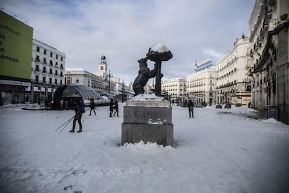 La borrasca 'Filomena' desató el sabado una pesadilla de nieve en todo el centro y este de España, con Madrid como epicentro del desastre: ciudadanos atrapados toda la noche en sus coches, árboles caídos, peligro en las cornisas, calles bloqueadas, servicios de emergencia paralizados... En la imagen, la estatua de 'El oso y el madroño', en la popular Puerta del Sol de la capital.