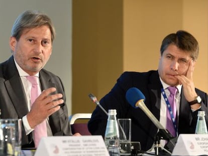Johannes Hahn, el comisario europeo de Pol&iacute;tica Regional y Vecindad, junto a Markus Beyrer, el director general de Businesseurope, en Riga. 