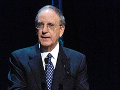 El nuevo presidente, George Mitchell, ante los accionistas.