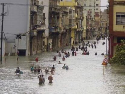 La mayoría de personas fallecieron por el derrumbe de edificios o postes, siete de ellas en La Habana