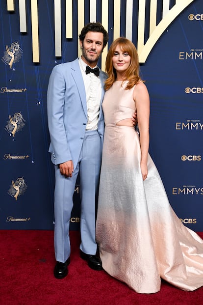 Adam Brody, con esmoquin azul claro, y su mujer Leighton Meester, con vestido rosa claro de Prada.