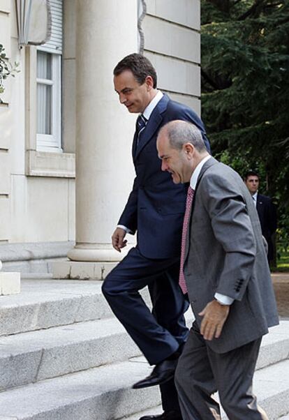 Zapatero y Chaves, en las escaleras de La Moncloa.