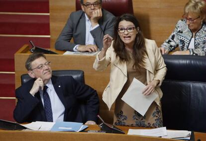 En primera fila, el presidente valenciano Ximo Puig y la vicepresidenta M&oacute;nica Oltra.