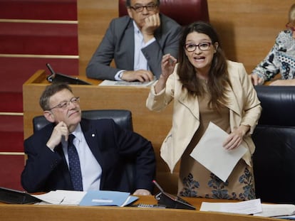 En primera fila, el presidente valenciano Ximo Puig y la vicepresidenta M&oacute;nica Oltra.