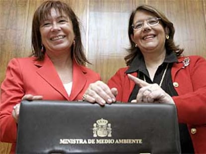 La nueva ministra de Medio Ambiente, Cristina Narbona, juntro a su antecesora, Elvira Rodríguez.