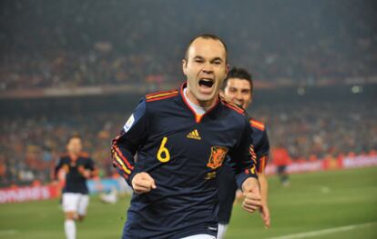 Andrés Iniesta celebra su tanto a Chile.