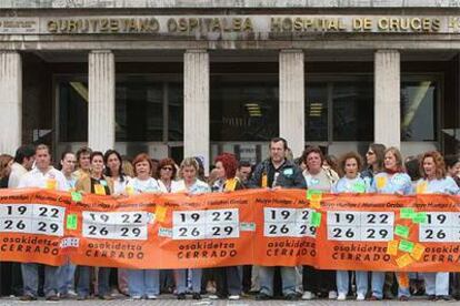 Concentración de trabajadores en huelga ante la puerta principal del hospital de Cruces en la mañana de ayer.