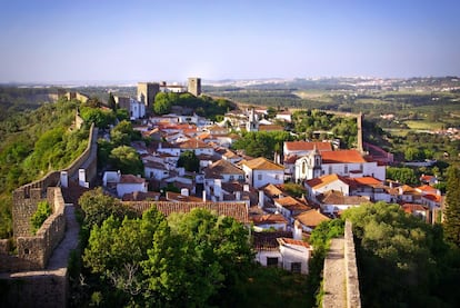 Un lugar encantado, con más librerías que iglesias, no porque no existan sino porque las han aprovechado para exponer y vender lecturas. El pueblo de la gran pintora Josefa de Óbidos se encierra en murallas del siglo XV, y con sus casas blancas y buganvillas lilas es un destino plácido para pasear entre semana y no tanto en los fines de semana. Por favor: entrad a pie y por la puerta de la Vila para apreciar los azulejos del siglo XVIII.