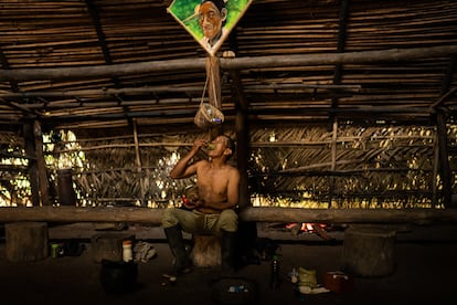 Emilio Fiagama, indígena perteneciente al clan Jipikuenɨ, ingiere el mambe, una bebida tradicional amazónica, en Florencia, Colombia.