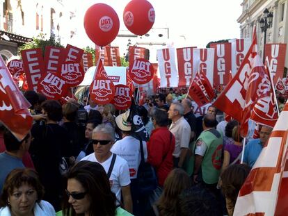 Los manifestantes comienzan a avanzar por el centro de Sevilla.