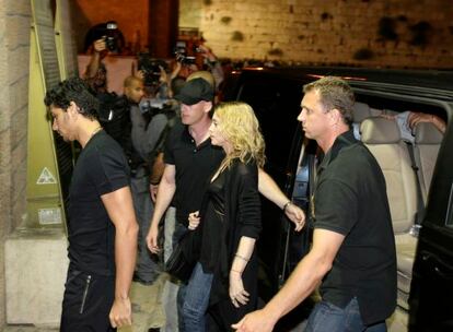 Madonna ha visitado el Muro de las Lamentaciones de Jerusalén, uno de los lugares sagrados del judaísmo. La cantante aterrizó anoche con en el aeropuerto de Tel Aviv y poco después se dirigió al lugar respaldada por fuertes medidas de seguridad. Madonna tocará allí mañana y el miércoles, la primera vez desde hace 16 años.