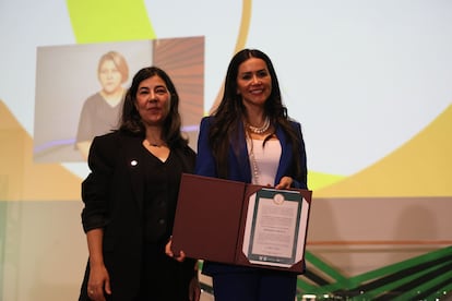 Entrega de la carta de bienvenida al Gran Acuerdo por el Trato Igualitario (GATI), por parte de Geraldina González de la Vega, directora de la Copred, a Katya Somohano, directora general de Iberdrola México.