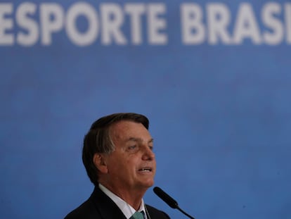 El presidente de Brasil, Jair Bolsonaro, confirma que su país será sede de la Copa América 2021, durante una ceremonia del banco estatal este martes.