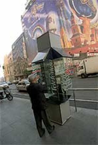 Juan Cruz habla desde una cabina de la Gran Vía madrileña.