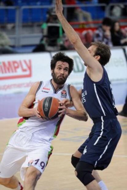 San Emeterio avanza ante Planinic.