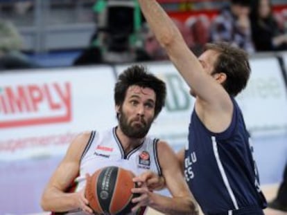 San Emeterio avanza ante Planinic.