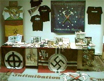 Imagen de los objetos de ideología nazi intervenidos por la policía durante las detenciones