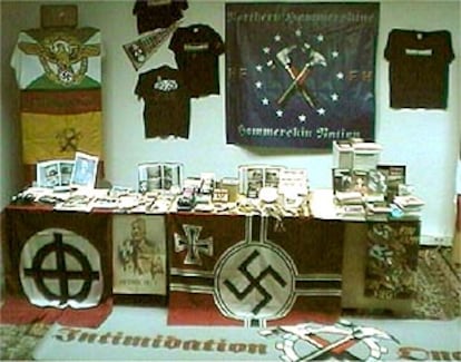 Imagen de los objetos de ideología nazi intervenidos por la policía durante las detenciones